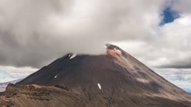 Yeni Zelanda 'daki Tongariro Ulusal Parkı' ndaki Yanardağ Dağı 'nın üzerinde dramatik bulutlar yükseliyor.