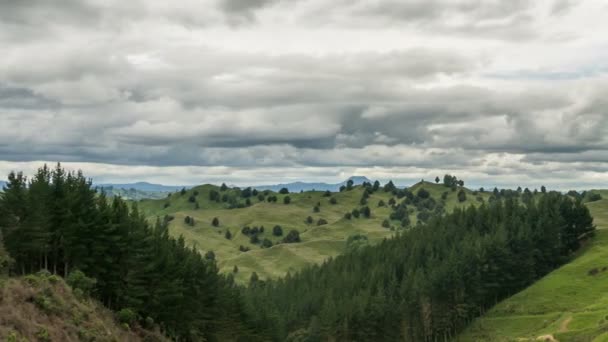 Jour nuageux sur les montagnes verdoyantes nature dans le paysage néo-zélandais Time lapse — Video