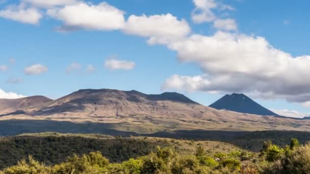 Slunečný den s mraky nad sopečnými horami v národním parku Tongariro na Novém Zélandu příroda Čas vypršel — Stock video