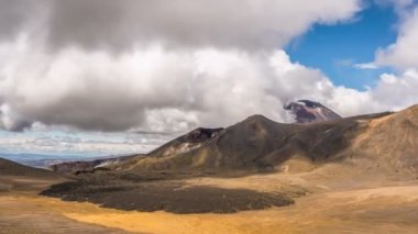 Güneşli yaz gününde gökyüzü bulutlu. Yeni Zelanda 'daki Tongariro Ulusal Parkı' nda doğa volkanik dağlarda.