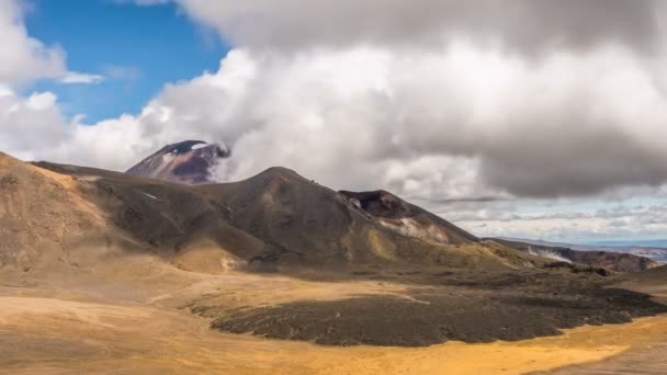 Mooie zonnige zomerdag met dramatische grijze wolken hemel boven vulkaan bergen natuur in Nieuw-Zeeland Time lapse — Stockvideo