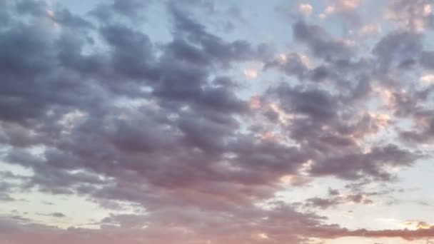 Nuvole colorate cielo che si muove veloce al tramonto estivo soleggiato Time lapse — Video Stock