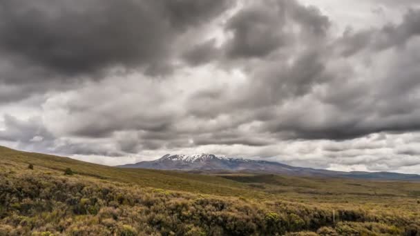 Nuages orageux dramatiques ciel au-dessus des montagnes volcaniques Ruapehu en Nouvelle-Zélande paysage nature sauvage Time lapse — Video