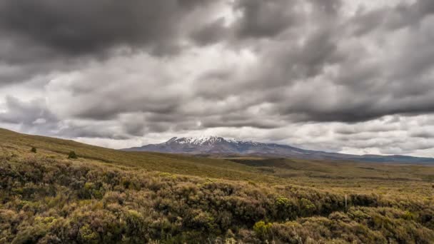 Stormachtige wolken lucht boven vulkanische bergen Ruapehu in Nieuw-Zeeland wild natuur landschap Tijd verval — Stockvideo