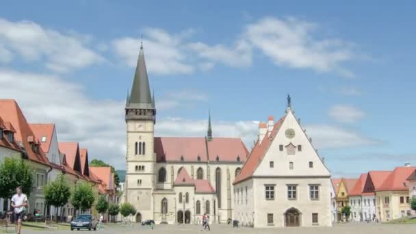 Tłum ludzi w słoneczne lato w historycznym centrum miasta Bardejov na Słowacji Czas upływa — Wideo stockowe