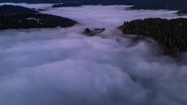 Güneşin doğuşundan önce okyanus gibi hareket eden sisli bulutlarla dolu rüya gibi bir sabah, mavi saatte doğanın güzelliği, Hiper hız, Zaman aşımı.
