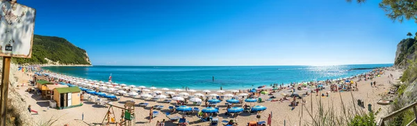 Plage Sirolo dans le parc national de Conero, Italie — Photo