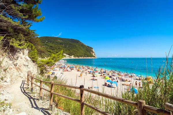 Spiaggia di Sirolo nel Parco Nazionale del Conero — Foto Stock