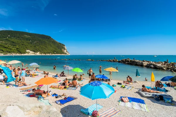 Plage Sirolo dans le parc national de Conero, Italie — Photo