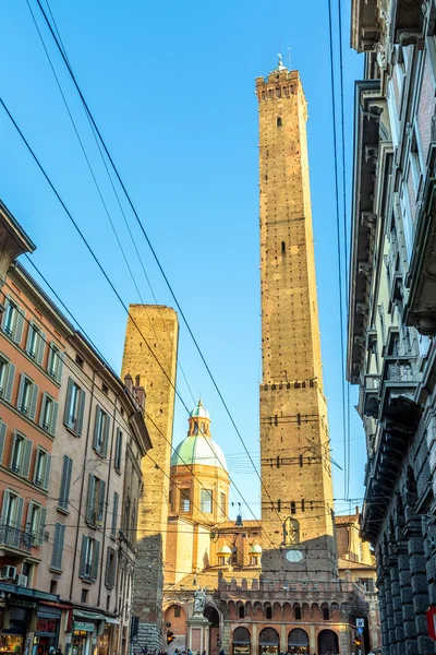 Berömda medeltida två tornen i Bologna, Italien — Stockfoto