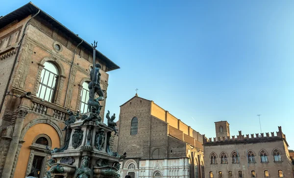 Neptune standbeeld en de Basilica di San Petronio in Bologna, Italië — Stockfoto