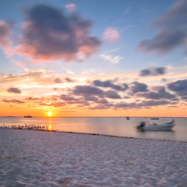 Isla mujeres, Meksika tropik sahilde günbatımı