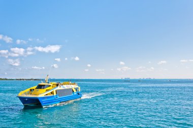 Isla mujeres, Meksika içinde tropikal deniz, feribot ve cancun manzarası