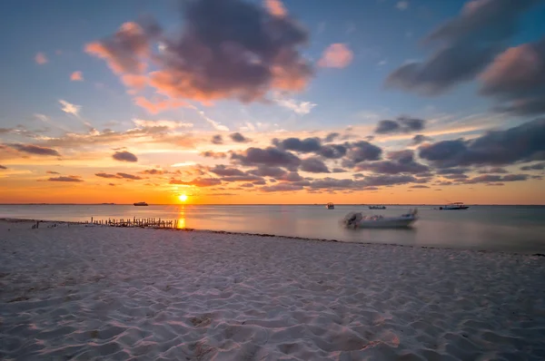 Solnedgång på tropical beach på isla mujeres, mexico — Stockfoto