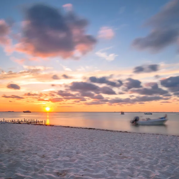 Solnedgång på tropical beach på isla mujeres, mexico — Stockfoto
