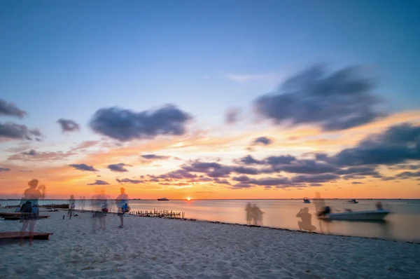 Ηλιοβασίλεμα στην τροπική παραλία σε isla mujeres, Μεξικό — Φωτογραφία Αρχείου