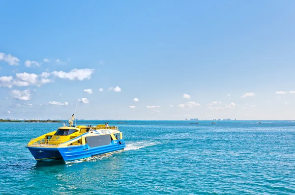 Mar tropical, ferry y horizonte de Cancún en Isla Mujeres, México —  Fotos de Stock