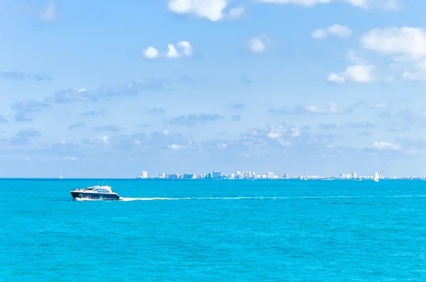 Mar tropical, barco e horizonte de Cancún em Isla Mujeres, México — Fotografia de Stock