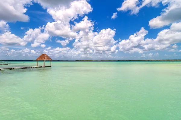 Idylické pier a palapa chýše v Laguna bacalar v Mexiku — Stock fotografie