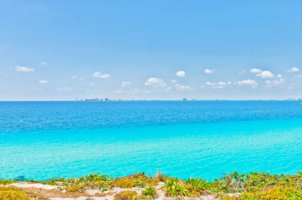 Tropische zee en kustlijn van cancun uitzicht vanaf isla mujeres — Stockfoto