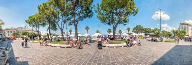 Turistlere boardwalk Desenzano Garda Gölü, İtalya Tarih içinde
