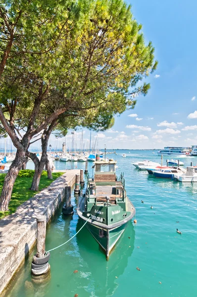 Puerto con barco en Desenzano en el lago de Garda, Italia —  Fotos de Stock