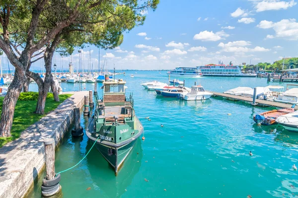 Porto con barca a Desenzano sul lago di Garda — Foto Stock