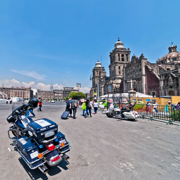Police motorbike and people in Mexico City downtown — Stock Photo, Image