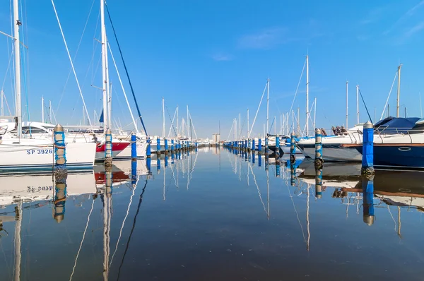 Haven van Cervia met boten en jachten op de kade, Italië. — Stockfoto