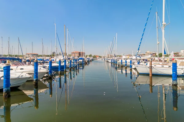 Porto di Cervia con barche e yacht in banchina, Italia . — Foto Stock