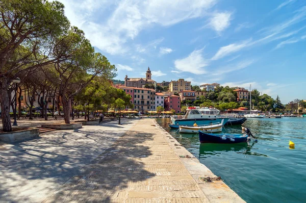 Fezzano pequeño pueblo y puerto cerca de Portovenere, Liguria, Italia —  Fotos de Stock