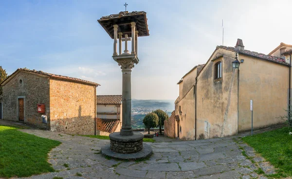 フィレンツェ、イタリアのフィエーゾレの丘の頂上にフランチェスコ修道院 — ストック写真