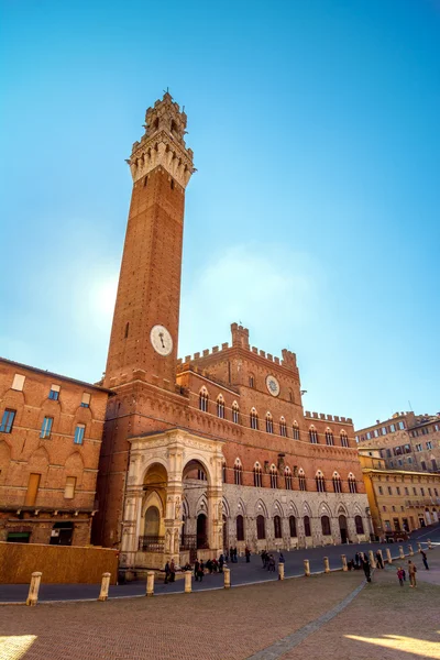 Piazza Campo square en Mangia Tower, Siena, Italië — Stockfoto