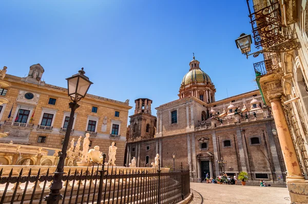 Fuente florentina en Piazza Pretoria en Palermo — Foto de Stock