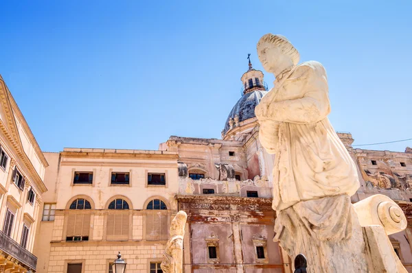 Detail of Florentine fountain on Piazza Pretoria in Palermo — Stock Photo, Image