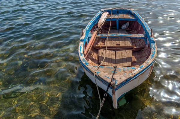 Piccola barca nel mar Mediterraneo, Sicilia — Foto Stock