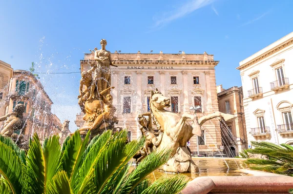 Artemide fontein in Syracuse, Sicilië, Italië — Stockfoto