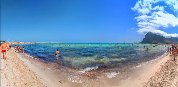 Playa y mar Mediterráneo en San Vito Lo Capo, Sicilia, Italia —  Fotos de Stock