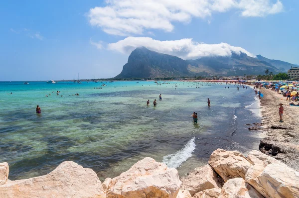 Пляж и Средиземное море в San Vito Lo Capo, Сицилия, Италия — стоковое фото