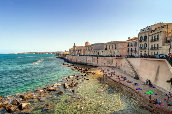 Ortigia y el mar Mediterráneo en Siracusa, Sicilia, Italia — Foto de Stock