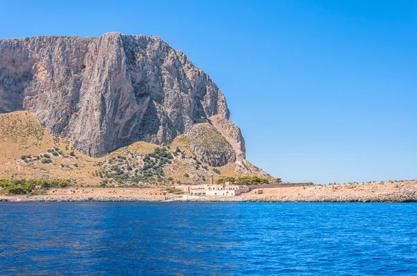 Vecchio Tonnara e Mar Mediterraneo nella Riserva Naturale dello Zingaro, Italia — Foto Stock