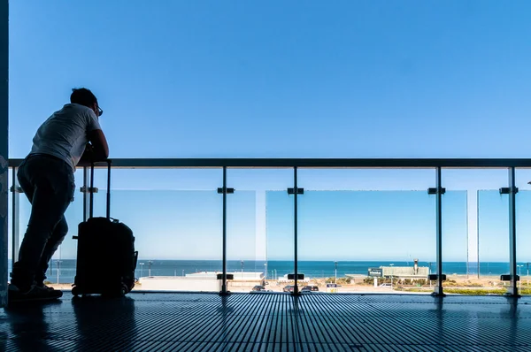 Silhouette dei passeggeri in attesa sulla terrazza all'aperto in aeroporto — Foto Stock