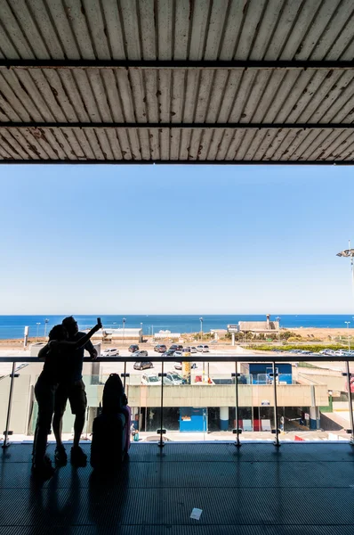 Silhouette des passagers en attente sur la terrasse ouverte de l'aéroport — Photo