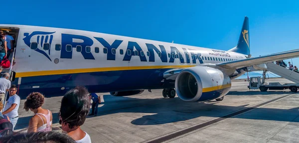 Pasajeros que abordan el avión Ryanair Jet en el aeropuerto de Palermo, Italia —  Fotos de Stock