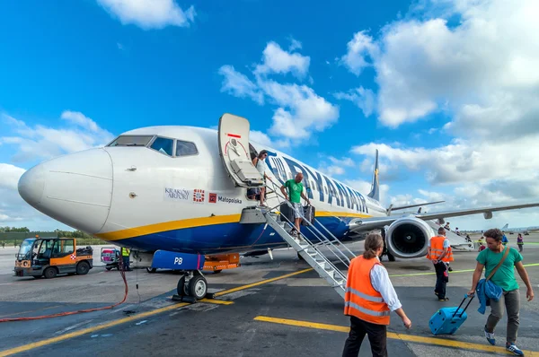 Pasajeros deplane Ryanair Jet avión después de aterrizar en el aeropuerto de Pisa, Italia —  Fotos de Stock