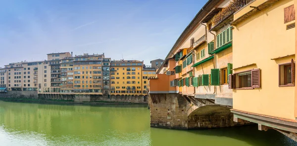 Slavný Ponte Vecchio a panorama v Florencie, Toskánsko — Stock fotografie