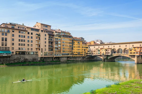 Slavný Ponte Vecchio a panorama v Florencie, Toskánsko — Stock fotografie