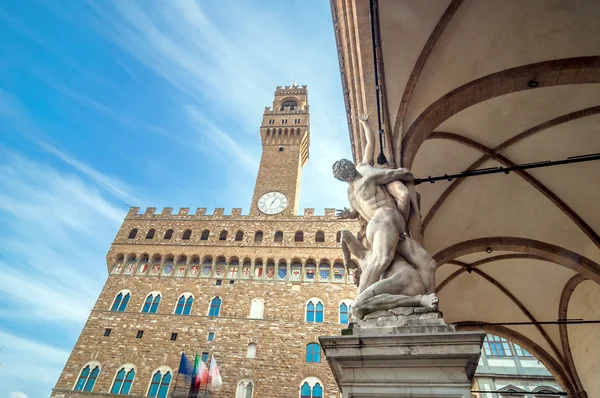 Verkrachting van de Sabijnen sculptuur van Giambologna in Florence, Italië — Stockfoto