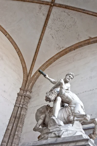 Herkules schlägt die Statue des Zentauren Nessus in Florenz, Italien — Stockfoto