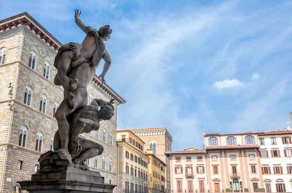 Znásilnění Sabines sochařství od Giambologna ve Florencii, Itálie — Stock fotografie